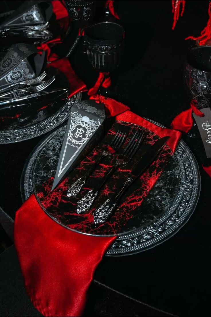Gothic Tableware Ideas for Dark Dining Details – Midnight Gothic Decor